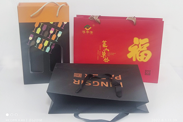 手提袋印刷體現(xiàn)了企業(yè)對(duì)商品發(fā)展趨勢(shì)、廣告效果的實(shí)用產(chǎn)品